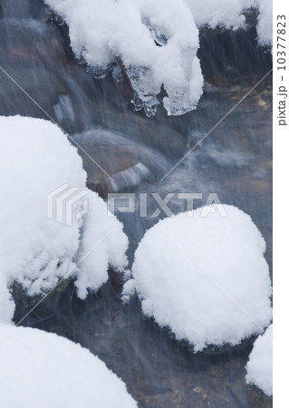 Snowy stream in winter Snowy stream in winter 10377823