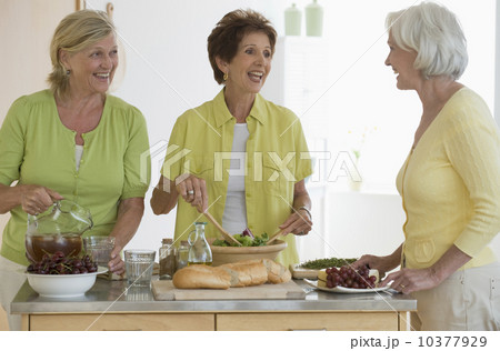 Senior women preparing food 10377929