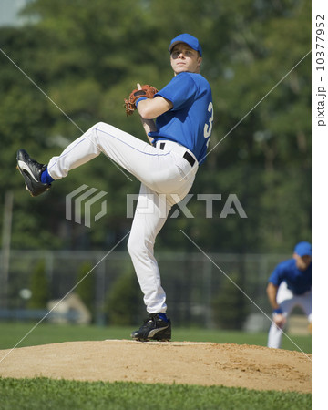 Baseball pitcher preparing to pitch ball 10377952