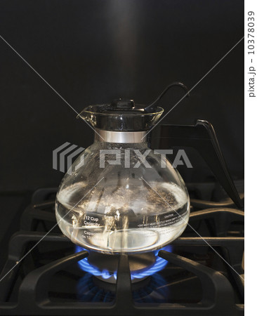 Close up of water boiling on stove 10378039