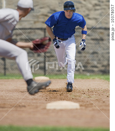 Baseball player trying to steal base 10378057