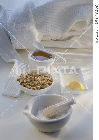 Oatmeal, honey, and lemon spa facial treatment Oatmeal, honey, and lemon spa facial treatment 10378203