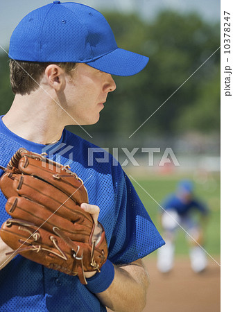 Baseball pitcher preparing to pitch ball Baseball pitcher preparing to pitch ball 10378247