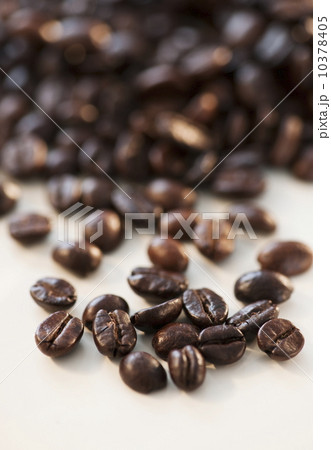 Roast coffee beans, studio shot Roast coffee beans, studio shot 10378405