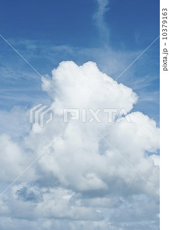 Cloudy skyscape 10379163