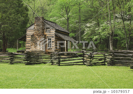 A fence and cabin in Smoky Mountain National Park 10379357