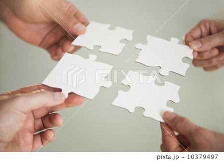 Hands holding puzzle pieces 10379497