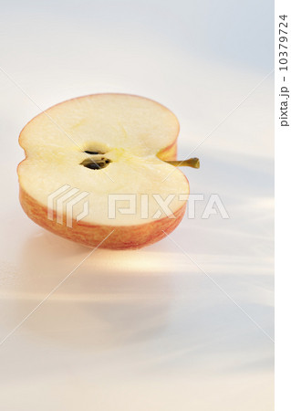 Half of an apple 10379724