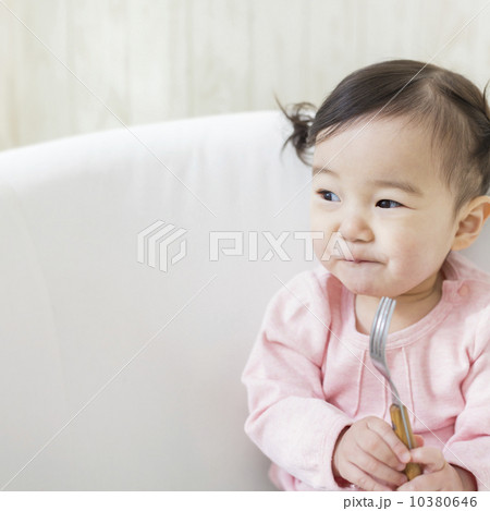 フォークを持つ女の子 10380646
