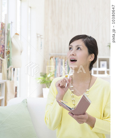 見上げる女性 10380647