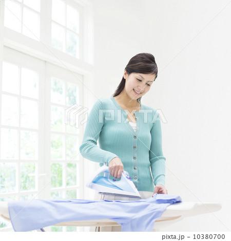アイロンをかける女性 10380700