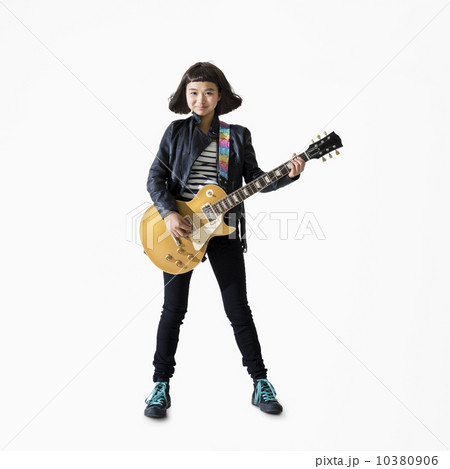 ベースギターを弾く女の子 10380906