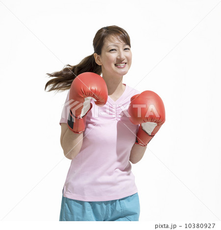 ボクササイズをする女性 10380927