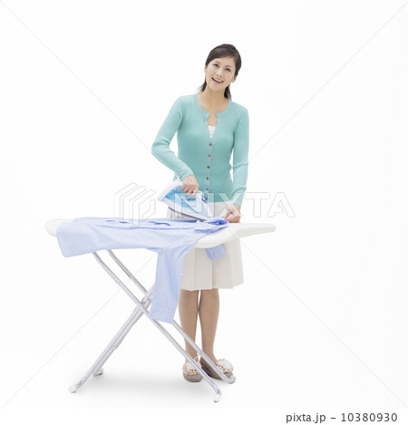 アイロンをかける女性 10380930
