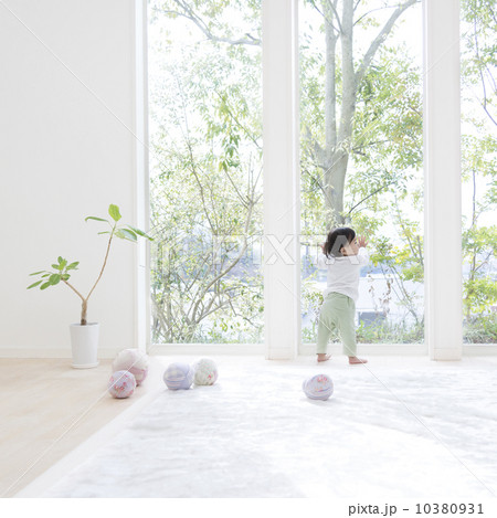 窓辺に立つ女の子 10380931