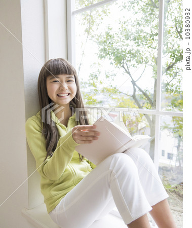本を読む女の子 10380932