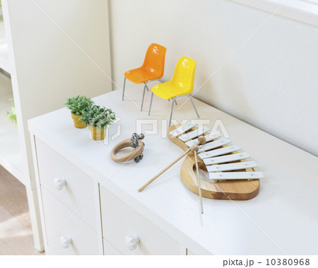 チェストの上に置かれた楽器 10380968