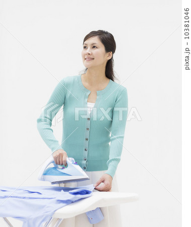 アイロンをかける女性 10381046