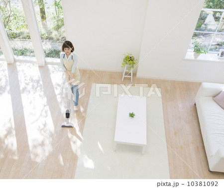 掃除機をかける女性 10381092