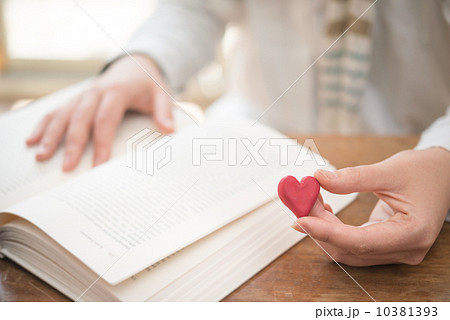 本を読む女性（恋愛物語） 10381393