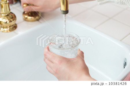 コップの水 10381426
