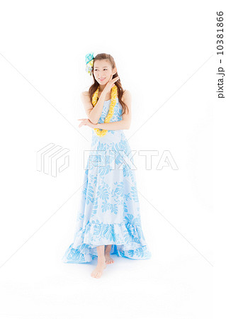 華やかな衣装で楽しそうにフラを踊る綺麗な日本の女性 10381866