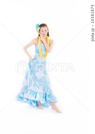 華やかな衣装で楽しそうにフラを踊る綺麗な日本の女性 10381874