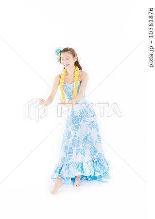 華やかな衣装で楽しそうにフラを踊る綺麗な日本の女性の写真素材