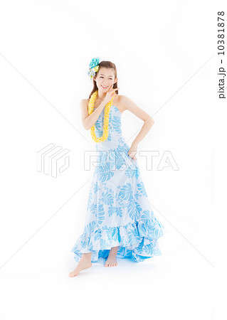 華やかな衣装で楽しそうにフラを踊る綺麗な日本の女性 10381878