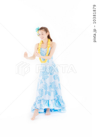 華やかな衣装で楽しそうにフラを踊る綺麗な日本の女性 10381879