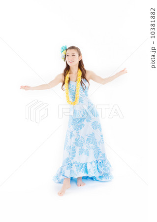 華やかな衣装で楽しそうにフラを踊る綺麗な日本の女性 華やかな衣装で楽しそうにフラを踊る綺麗な日本の女性 10381882