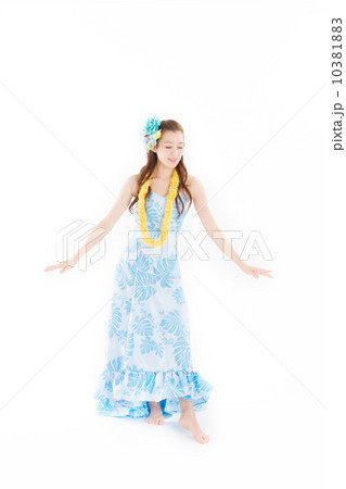 華やかな衣装で楽しそうにフラを踊る綺麗な日本の女性 10381883
