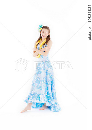 華やかな衣装で楽しそうにフラを踊る綺麗な日本の女性 10381885