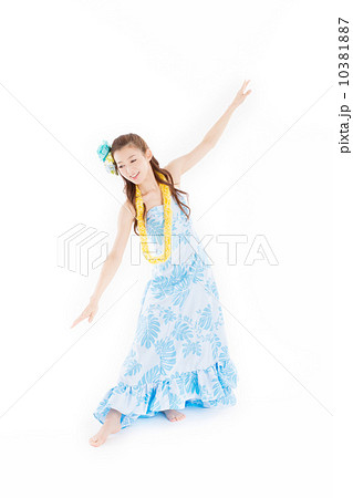華やかな衣装で楽しそうにフラを踊る綺麗な日本の女性 10381887