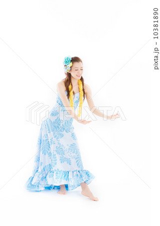 華やかな衣装で楽しそうにフラを踊る綺麗な日本の女性 10381890