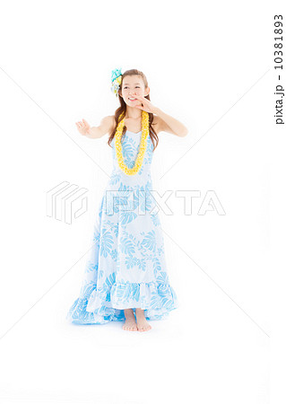 華やかな衣装で楽しそうにフラを踊る綺麗な日本の女性 華やかな衣装で楽しそうにフラを踊る綺麗な日本の女性 10381893