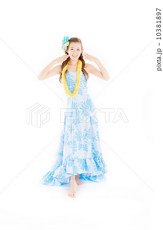 華やかな衣装で楽しそうにフラを踊る綺麗な日本の女性 10381897