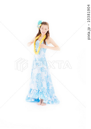 華やかな衣装で楽しそうにフラを踊る綺麗な日本の女性 華やかな衣装で楽しそうにフラを踊る綺麗な日本の女性 10381904