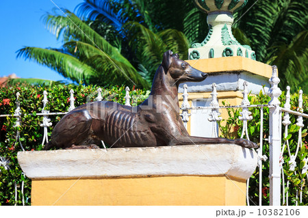 sculpture of a dog 10382106