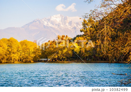 Lijiang old town scene-Black Dragon Pool Park 10382499