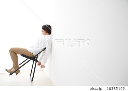 パイプ椅子に座る女性 10385106