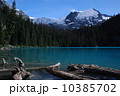 氷河湖と氷河を抱く山 10385702