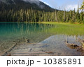 澄んだ水の氷河湖 10385891