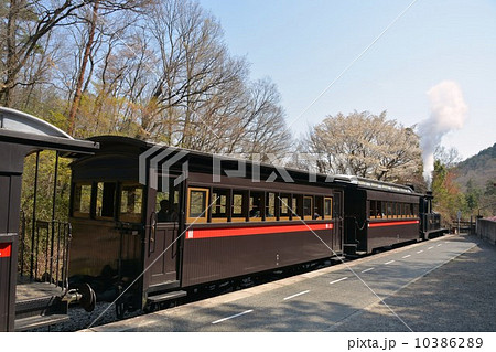 蒸気機関車１２号と三等客車 10386289