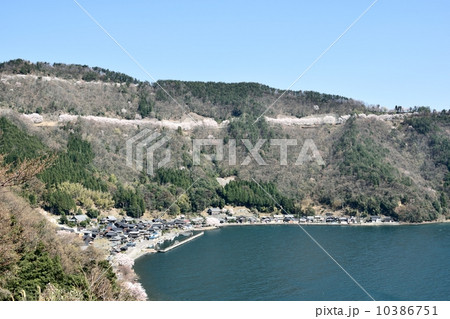 春の奥琵琶湖と湖岸の集落 春の奥琵琶湖と湖岸の集落 10386751