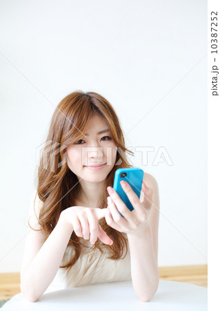 スマートフォンを使う女性 10387252