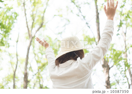 リフレッシュする女性 10387350