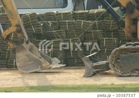 芝生の張り付け工事・積み上げられた芝生 芝生の張り付け工事・積み上げられた芝生 10387537