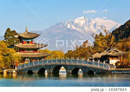 Lijiang old town scene-Black Dragon Pool Park 10387924