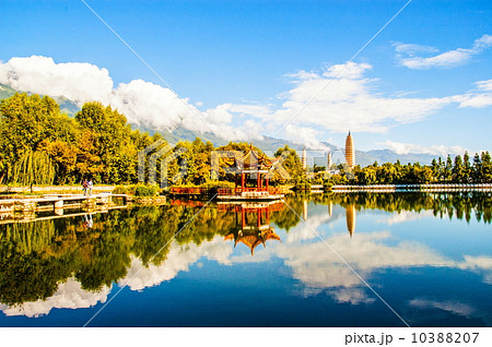 Yunnan scene-Dali three white pagodas and Cangshan Mountain Yunnan scene-Dali three white pagodas and Cangshan Mountain 10388207